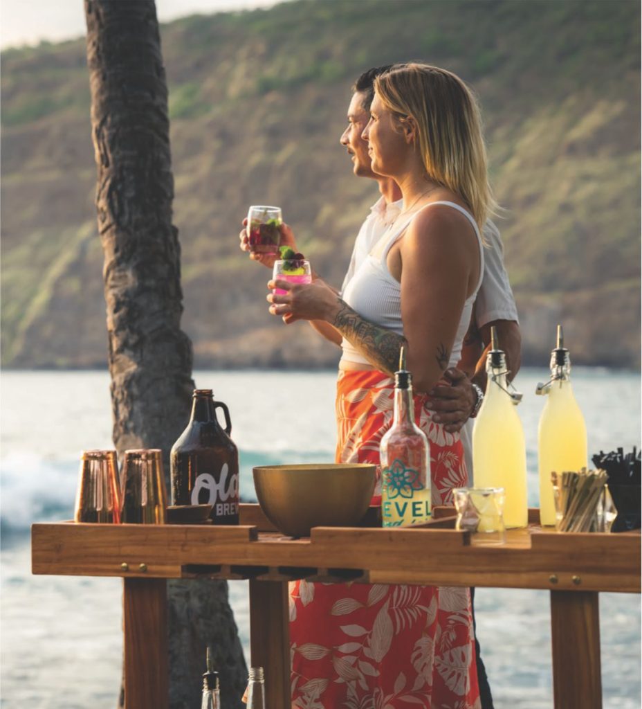 Plan you Hawaii trip - couple oceanside with drinks